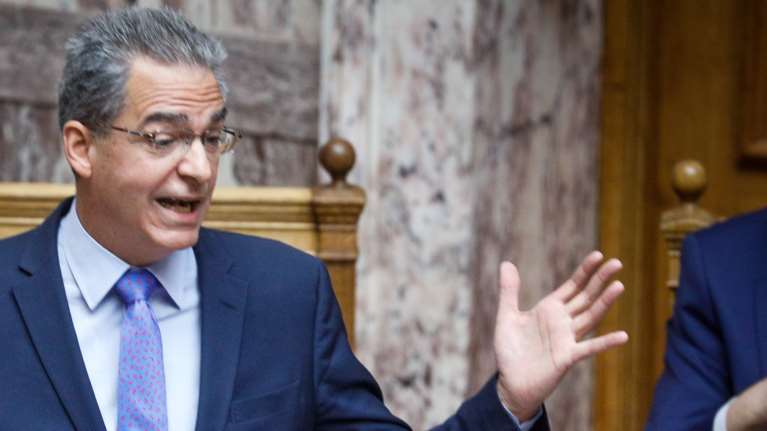 Βουλή: Σφοδρή σύγκρουση μετά την τοποθέτηση Συρίγου περί Χούντας και μεταπολιτευτικού &quot;μύθου&quot; του Πολυτεχνείου [Βίντεο]