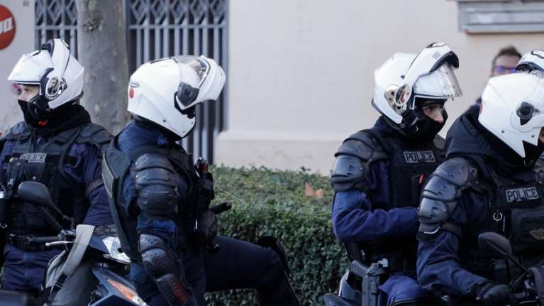 Αναταραχή στην ΕΛΑΣ: Συλλήψεις αστυνομικών που εμπλέκονται σε μεγάλο κύκλωμα παράνομων ελληνοποιήσεων αλλοδαπών