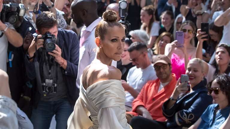 Η Σελίν Ντιόν είναι είδωλο της μόδας: Η 60&#39;s επική εμφάνιση στη Νέα Υόρκη [Εικόνες]