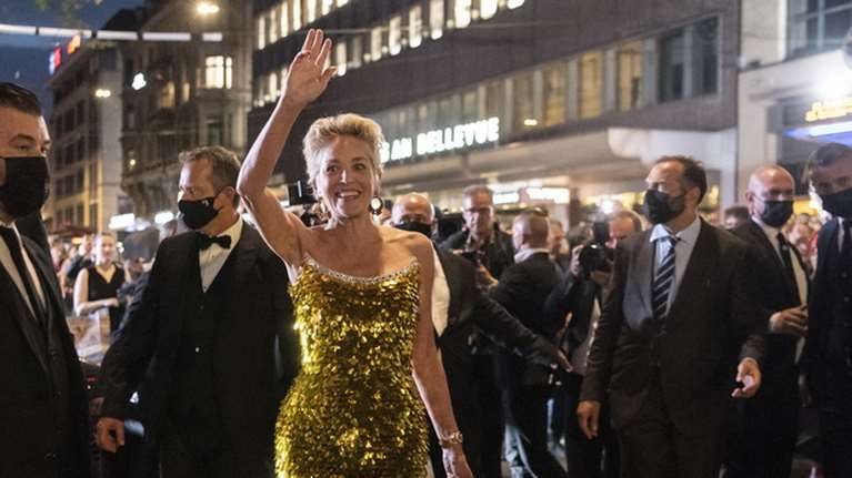 Σάρον Στόουν: Το απόλυτο χρυσό είδωλο με γοργονέ φόρεμα 24 καρατίων