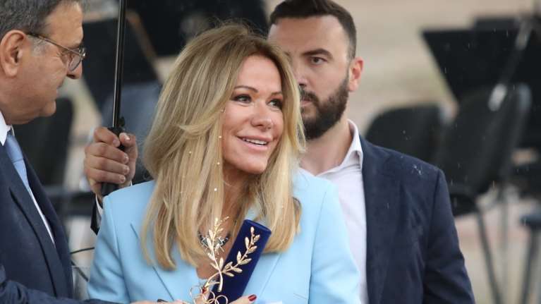 Μαριάννα Λάτση: Η πρωινή εμφάνιση με στιλάτο γαλάζιο κοστούμι με κοφτό κέντημα και τρέσες με στρας στα μαλλιά της