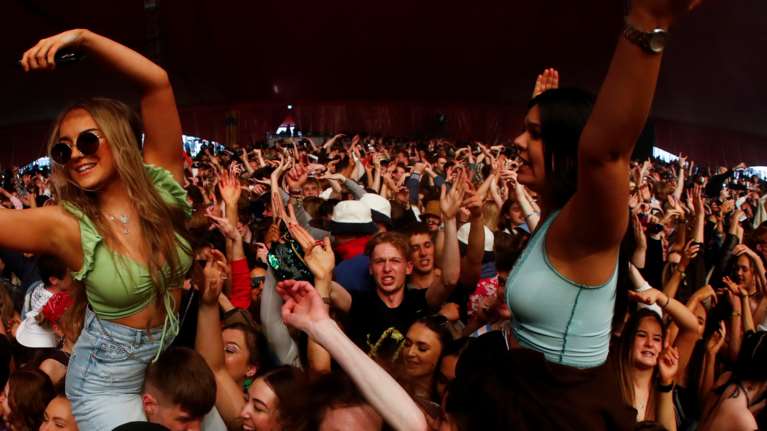 Το &quot;πείραμα&quot; του Λίβερπουλ: 5.000 άνθρωποι πέταξαν τις μάσκες στο όνομα της επιστήμης και της μουσικής [Εικόνες]