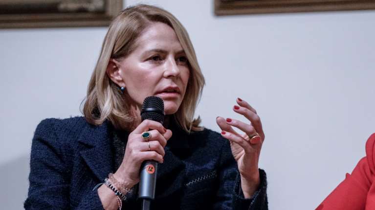 Τζένη Μπαλατσινού: Πρωινή έξοδος στην Ακρόπολη με αδιάβροχο trench coat και ελάχιστο μακιγιάζ