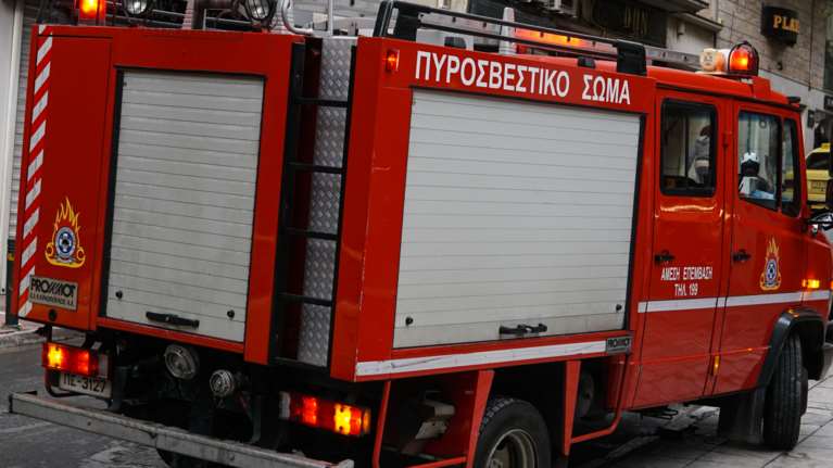 Λέσβος: Στο χείλος του γκρεμού αμάξι με τη μητέρα και τα τρία παιδιά - Κρέμονταν από τις ζώνες ασφαλείας