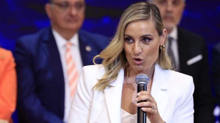 To &quot;γαλάζιο&quot; παρασκήνιο με την Ελεονώρα Μελέτη: Η πρόταση για την Ευρωβουλή και το ξέσπασμα για τα χυδαία σχόλια