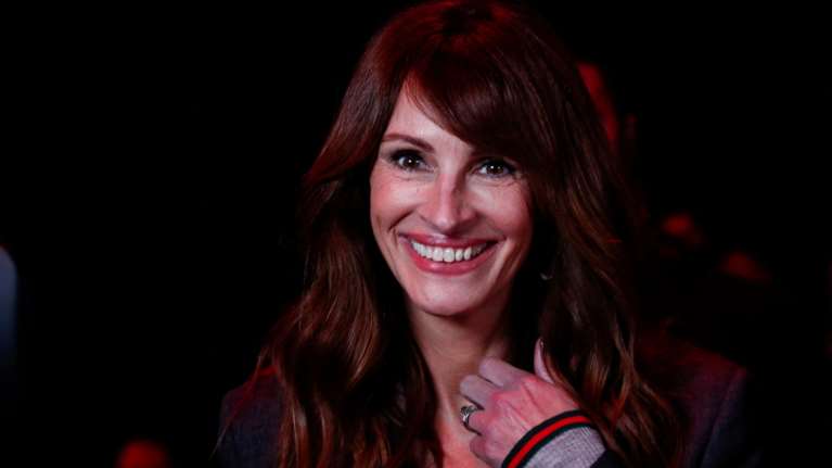 Τζούλια Ρόμπερς: Η &quot;βασίλισσα&quot; του ανδρόγυνου look σε μια άψογη total Gucci εμφάνιση