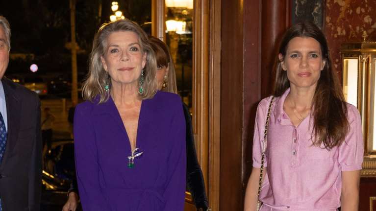 Très chic στην Όπερα: Η Καρολίνα του Μονακό και η κόρη της Σαρλότ Κασιράγκι σε τελετή βράβευσης