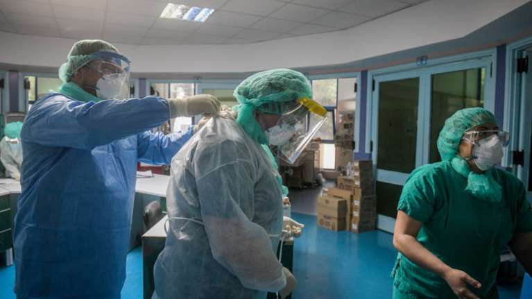 &quot;Μπλόκο&quot; στα πλαστά πιστοποιητικά υγειονομικών: Θα χρειάζονται και 2ο τεστ από άλλη δομή Υγείας