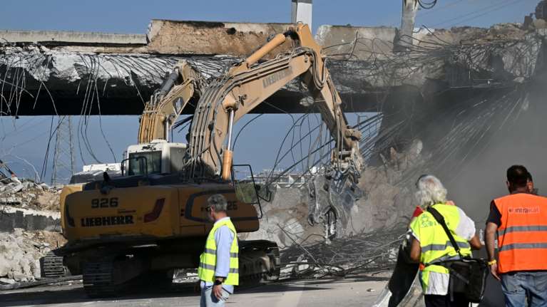 Καρέ καρέ η κατεδάφιση της γέφυρας στα Ισθμια - Μετά την έκρηξη του βυτιοφόρου [εικόνες - βίντεο]