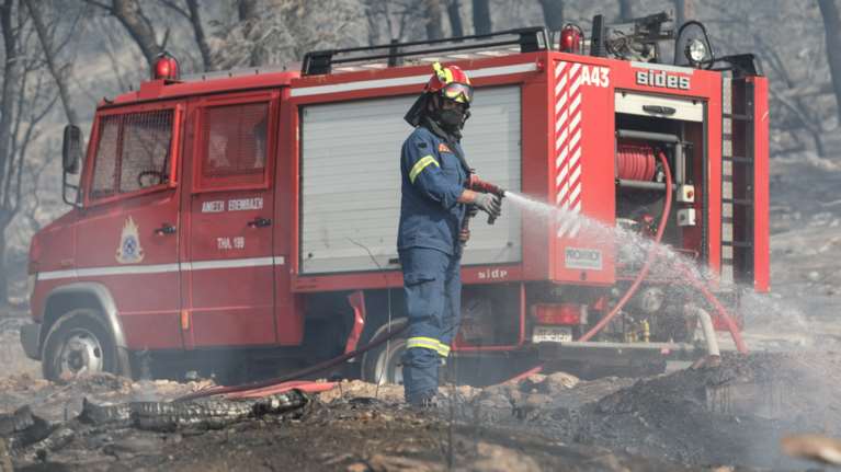 Υπό μερικό έλεγχο η φωτιά στο Πικέρμι δίπλα στο Εκπτωτικό Χωριό