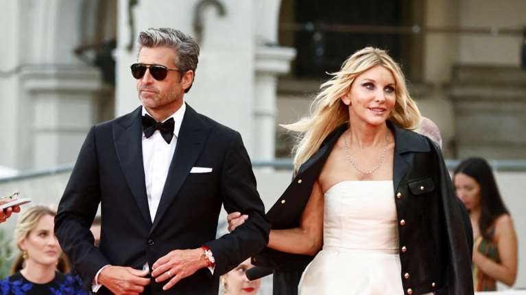 Όλη η γοητεία στο κόκκινο χαλί: Τα γκρίζα μαλλιά του Πάτρικ Ντέμπσεϊ, η.. Ferarri και η σύζυγός του με το τζάκετ