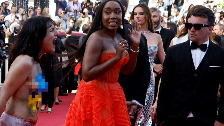 Κάννες: Γυμνή ακτιβίστρια βαμμένη στα χρώματα της Ουκρανίας εισέβαλε στο κόκκινο χαλί