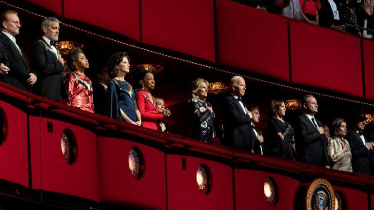 Ο Τζορτζ Κλούνεϊ στηρίζει την Κάμαλα Χάρις: &quot;Ο πρόεδρος Μπάιντεν σώζει τη Δημοκρατία για μία ακόμη φορά&quot;