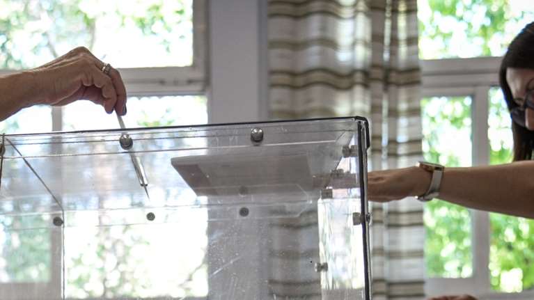 Δημοσκόπηση Metron Analysis: Προβάδισμα 6,7 μονάδων για ΝΔ - Μέχρι 120 έδρες δείχνει η εκτίμηση ψήφου