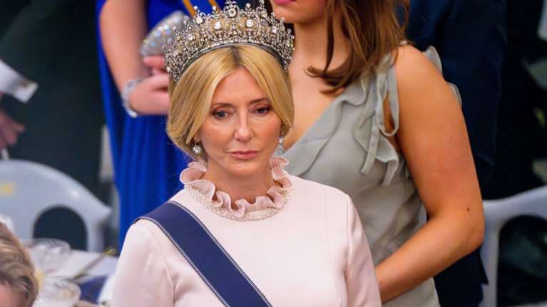 Μαρί Σαντάλ: Casual με κρεμ γούνινο τζάκετ και κολάν στη Νέα Υόρκη - Η εντελώς διαφορετική εμφάνιση