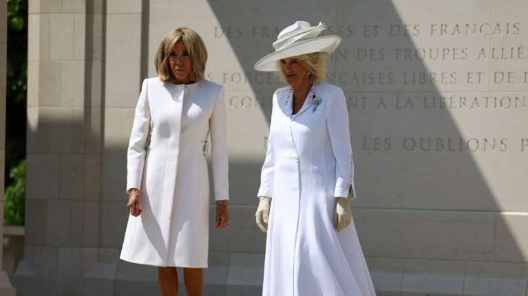 Κομψές στα λευκά: Η βασίλισσα Καμίλα και η Μπριζίτ Μακρόν με παρόμοιες εμφανίσεις στη Νορμανδία