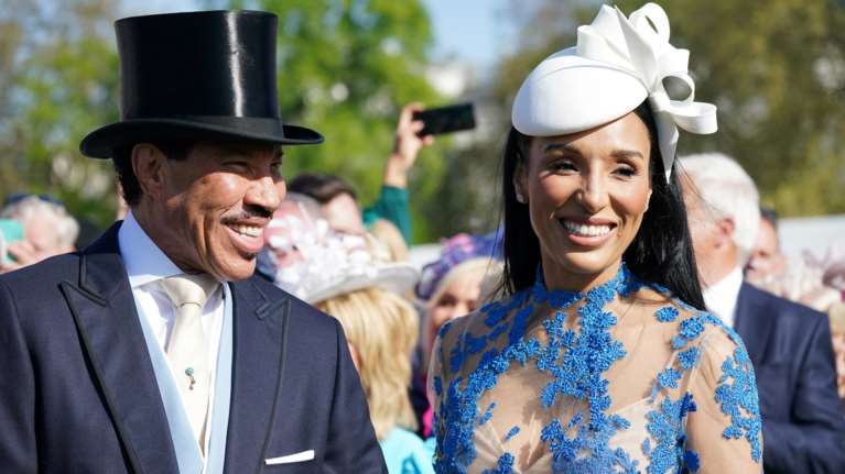 Garden party στο Μπάκιγχαμ: Η σύντροφος του Λάιονελ Ρίτσι έκλεψε τις εντυπώσεις με ονειρεμένο φλοράλ και killer γόβες