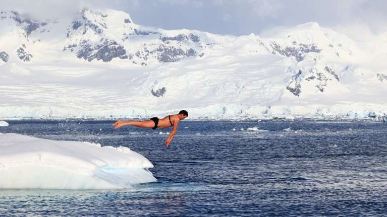 Γιώργος Τσιάνος: Ο Έλληνας γιατρός και πρωταθλητής που κολύμπησε στα παγωμένα νερά της Ανταρκτικής [εικόνες]