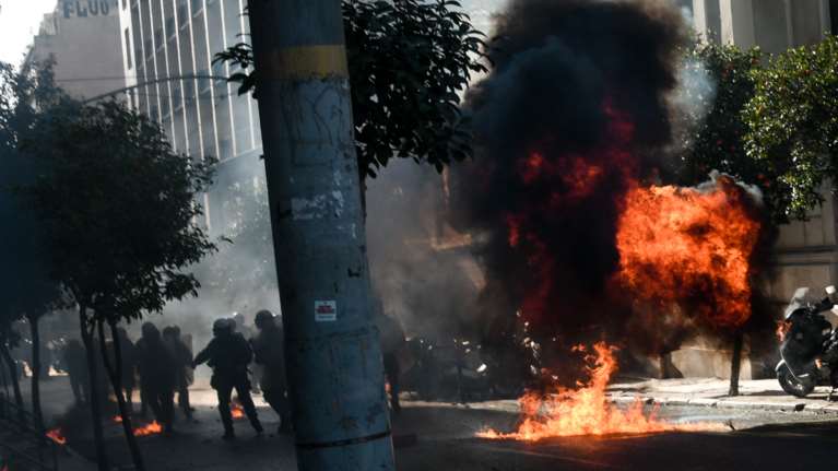 Καρέ - καρέ η &quot;βροχή&quot; από βόμβες μολότοφ στο πανεκπαιδευτικό συλλαλητήριο - Επεισόδια και 40 προσαγωγές [Βίντεο]