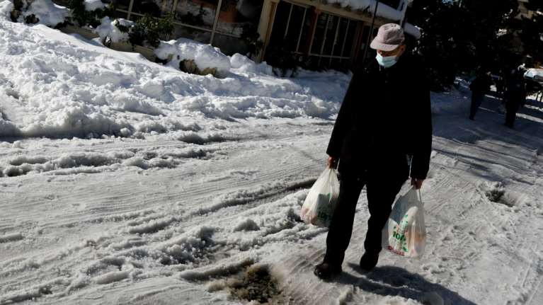 Τραγωδία στα Μελίσσια: Νεκρός 77χρονος - Γλίστρησε στον πάγο καθώς πήγαινε στο φαρμακείο [Βίντεο]