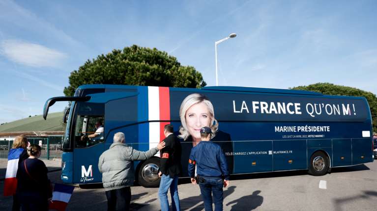 Γαλλικές εκλογές: Η Μαρίν Λε Πεν σχεδιάζει γύρο του θριάμβου με 13 πούλμαν - Θα της το επιτρέψουν οι Γάλλοι;