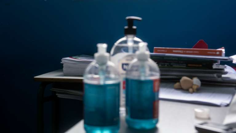 Κορονοϊός: Πώς θα καταλάβετε αν το αντισηπτικό που έχετε αγοράσει είναι ασφαλές