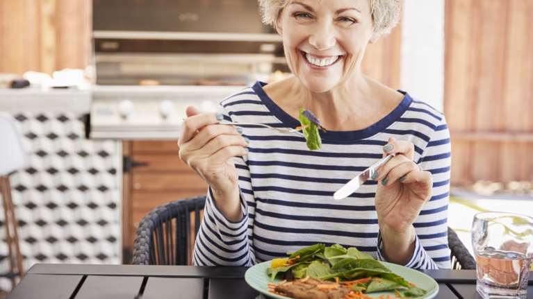 Οι 5+1 τροφές που πρέπει να τρώμε περισσότερο μετά τα 60, σύμφωνα με τους διατροφολόγους