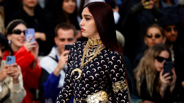 Λούρδη Λεόν: Η κόρη της Μαντόνα περπάτησε με εντυπωσιακό Catsuit στην πασαρέλα