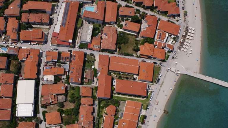 Από τη Χαλκιδική ξεκίνησαν οι έλεγχοι στις παραλίες με drones: Αυστηρές ποινές για παραβάσεις [εικόνες]