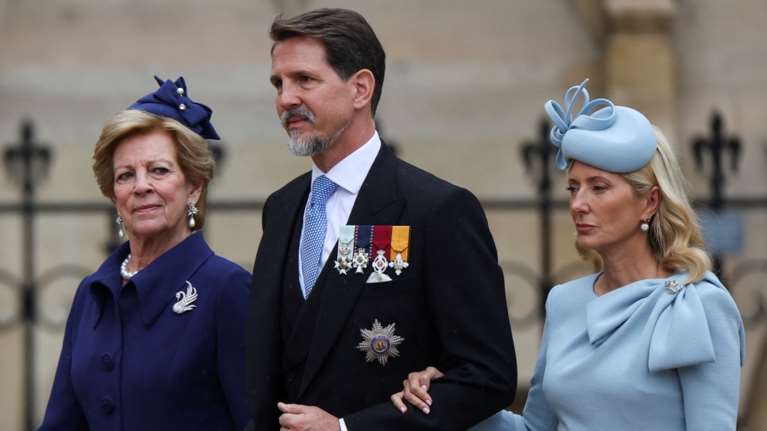 Μαρί Σαντάλ: Θεά με baby blue φόρεμα στη στέψη του Κάρολου μαζί με τον Παύλο και την Άννα Μαρία