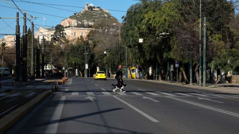 Κορονοϊός: Η βρετανική μετάλλαξη σαρώνει τη χώρα - Παράταση lockdown και μετά τις 16 Μαρτίου &quot;δείχνουν&quot; τα στοιχεία