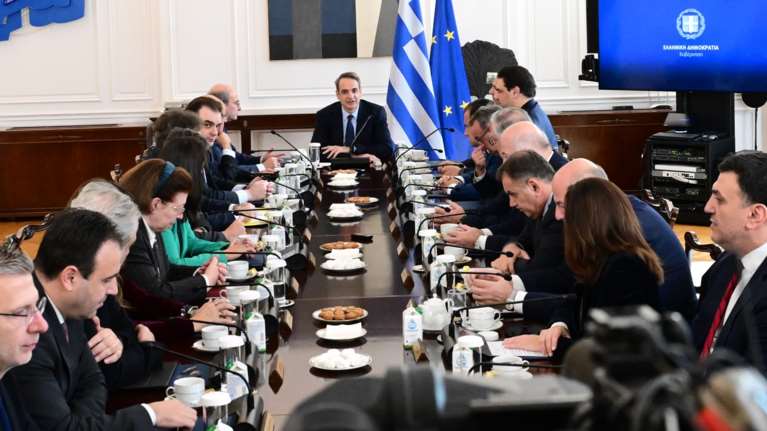 Υπουργικό: Μέτρα στοχευμένα για κρίσιμες εκλογικές ομάδες- Γιατί όλα πρέπει να τρέξουν μέσα στο 2025