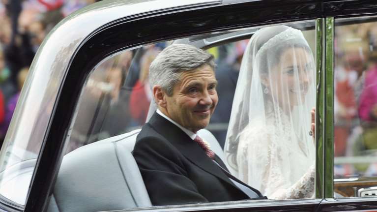 Ο τρομαγμένος πρίγκιπας Γουίλιαμ και η αντίδραση του πεθερού του: Τι φοβήθηκε όταν έκανε (επιτέλους) πρόταση γάμου στην Κέιτ