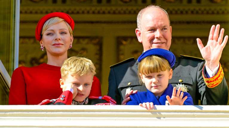 Λάμψη και γοητεία στο Μονακό: Οπτασία στα κόκκινα η Σαρλίν - Τα Manolo Blahnik μαμάς και κόρης