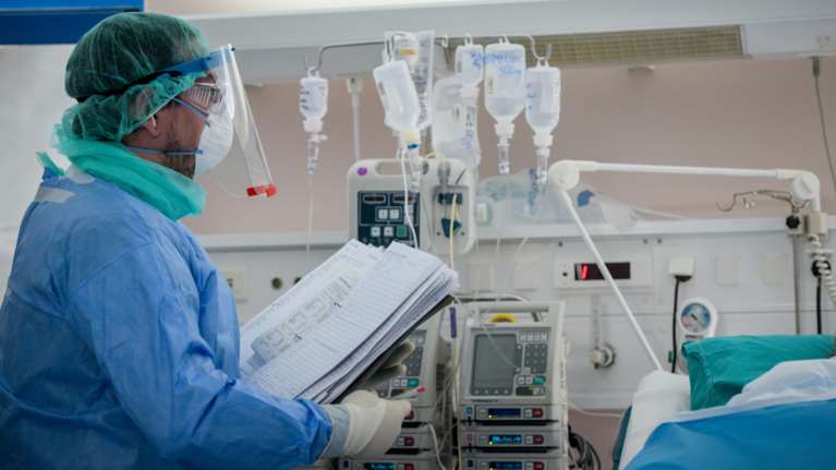 Συναγερμός από τρία κρούσματα κορονοϊού στη Λάρισα - Το ένα σε γάμο