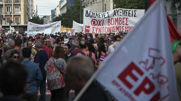 Σε εξέλιξη οι απεργιακές συγκεντρώσεις στο κέντρο της Αθήνας – Ποιοι δρόμοι είναι κλειστοί [εικόνες]