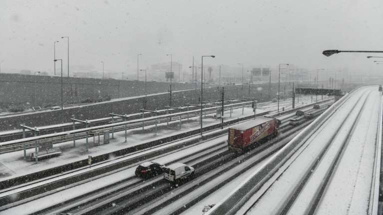 Ραγδαίες εξελίξεις: Εισαγγελική έρευνα για τους εγκλωβισμένους επί ώρες οδηγούς και το χάος στην Αττική οδό