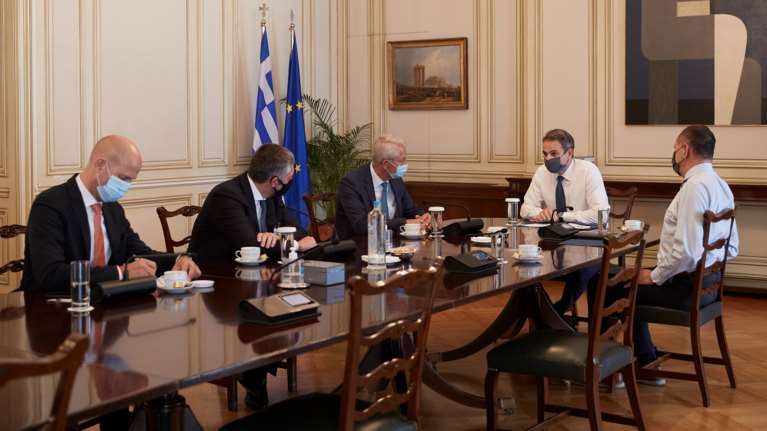 Συνάντηση Μητσοτάκη με τον πρόεδρο της Fraport, Stefan Schulte