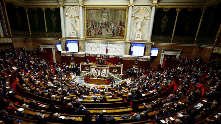 Πολιτική κρίση στη Γαλλία: Έπεσε η κυβέρνηση Μπαρνιέ - Υπερψηφίστηκε η πρόταση μομφής από Αριστερά και Λεπέν