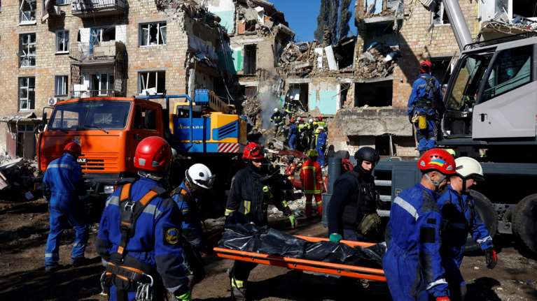 Ρωσική επίθεση στο Κίεβο: Τους 23 έφτασαν οι νεκροί, 8 άνθρωποι εξακολουθούν να αγνοούνται