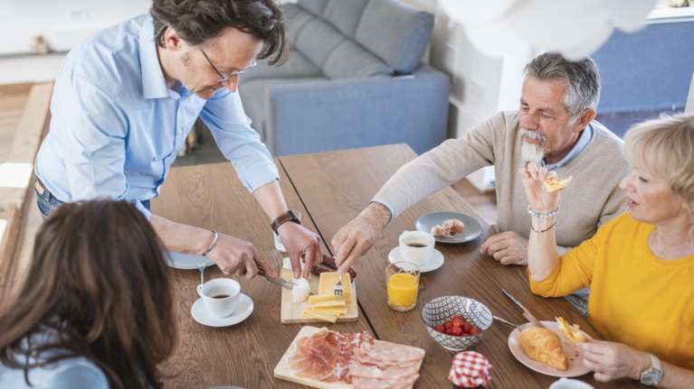 Τι είναι οι νιτροζαμίνες που μπορούν να προκαλέσουν καρκίνο και βρίσκονται στο καθημερινό μας τραπέζι
