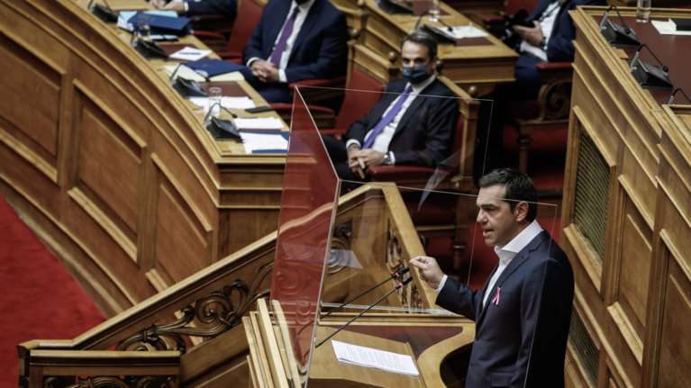 Πολιτική σύγκρουση για την αστυνομική βία: Βολές κυβέρνησης σε ΣΥΡΙΖΑ για επιστροφή στις &quot;πλατείες νεοαγανακτισμένων&quot;