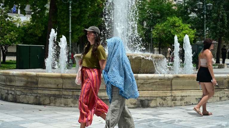 Ισχυρός καύσωνας με 42άρια από σήμερα: Τηλεργασία στο Δημόσιο - Ποια σχολεία θα παραμείνουν κλειστά