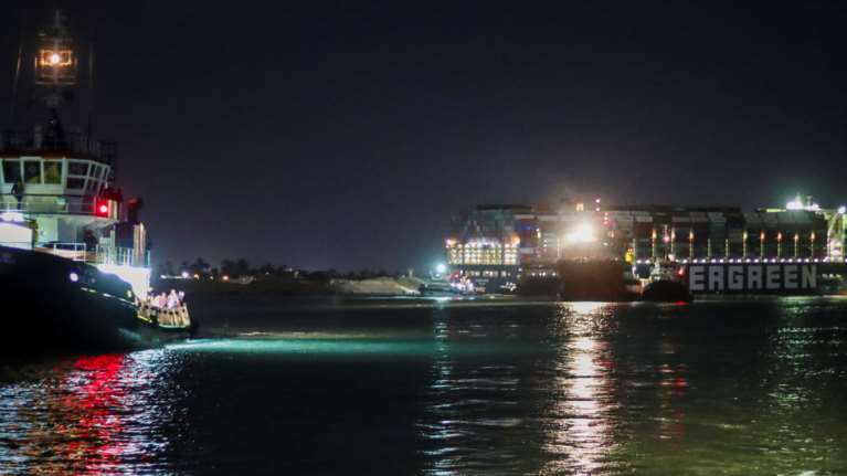Σουέζ: Ελπίζουν στην πλημμυρίδα για αποκόλληση του &quot;Ever Given&quot; - Μπλοκαρισμένα 369 πλοία, μεταξύ τους και 16 ελληνικά