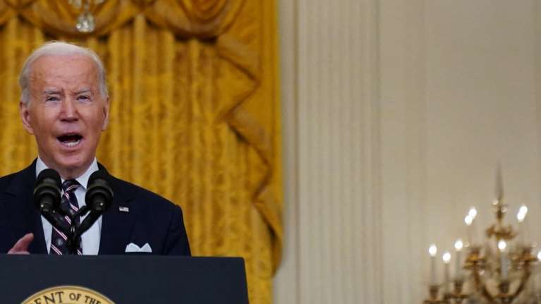 Μπάιντεν: &quot;Δεν θέλουμε πόλεμο με τη Ρωσία&quot; - Κυρώσεις στη &quot;ρωσική ελίτ&quot; και σε τράπεζες