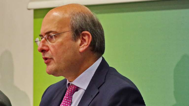 Χατζηδάκης: Δεν καταργείται το 8ωρο και η πενθήμερη εργασία - Τι αλλάζει σε υπερωρίες και απολύσεις