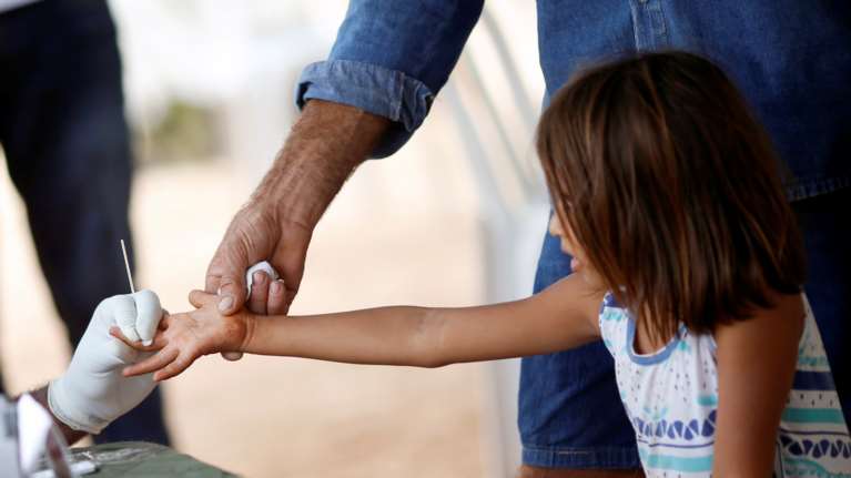 Μόσιαλος για τους εμβολιασμούς κορονοϊού σε παιδιά: Ευχάριστα νέα - Τι ξέρουμε μέχρι τώρα