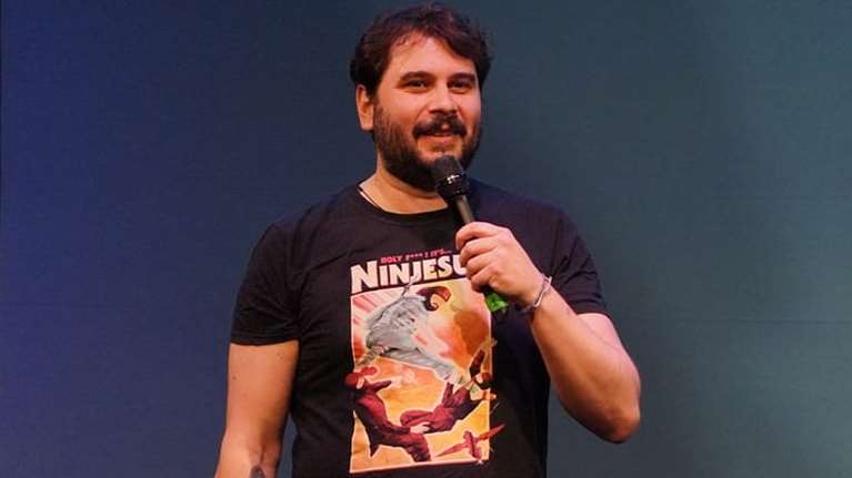 Πάρις Ρούπος: Η Pizza Fan απέλυσε τον κωμικό γιατί συνέδεσε την ελληνική σημαία με τα βοθρολύματα- Τι είπε για λιπάσματα και ναζί