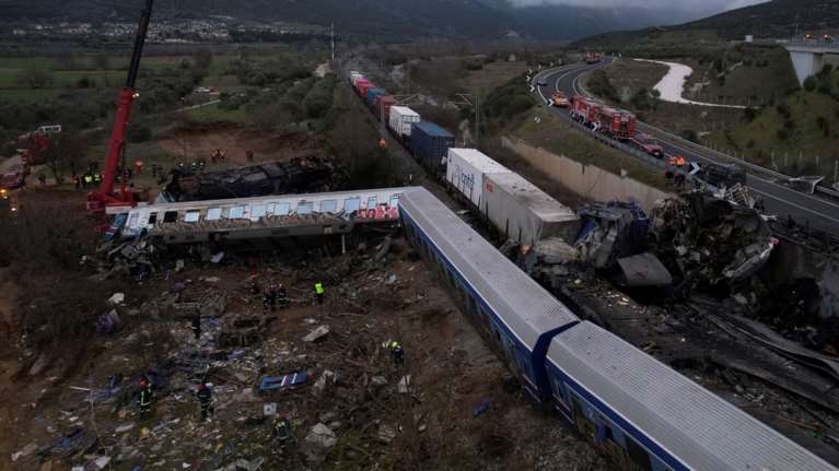 Σύγκρουση τρένων στα Τέμπη: Σοκάρει το μέγεθος της καταστροφής με το φως της ημέρας - Εικόνες και βίντεο