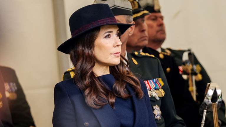 Navy blue queen η Μαίρη της Δανίας: Η εμφάνιση που απογείωσε με Valentino μπότες και καουμπόικο καπέλο